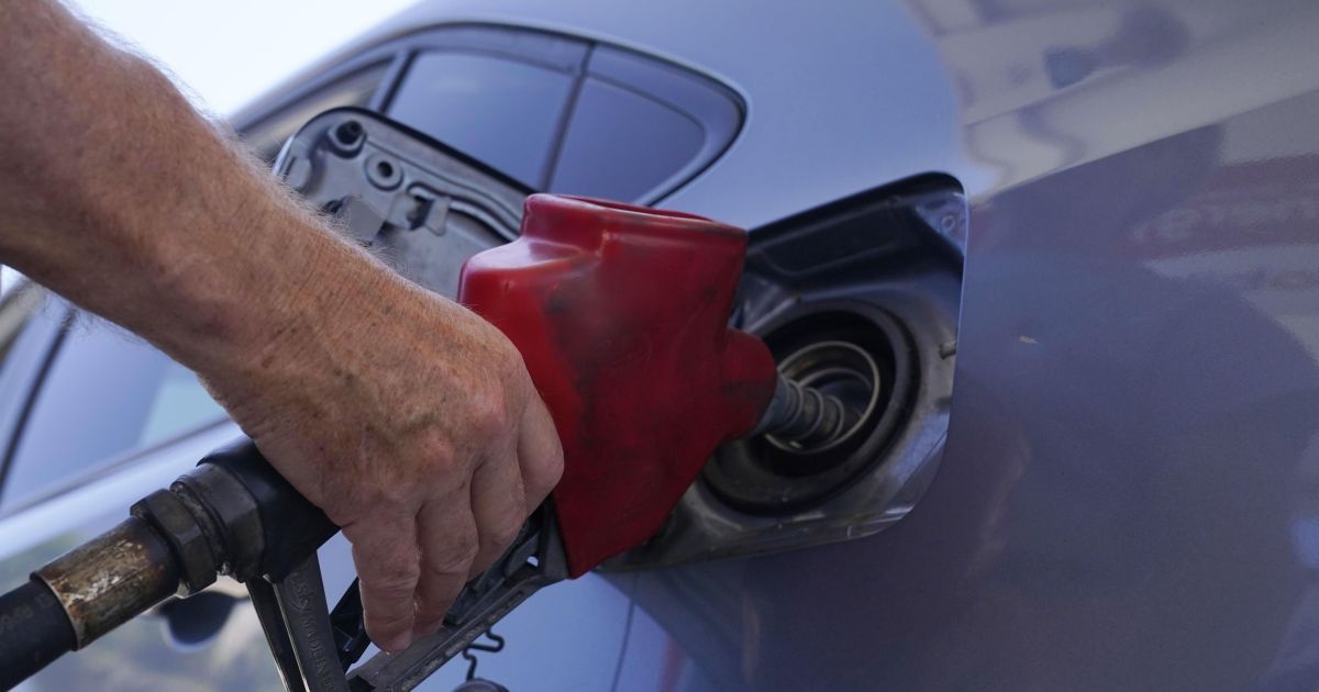 “Пального везуть багато”: експерт пояснив, чому в Україні насправді зросли ціни на бензин
